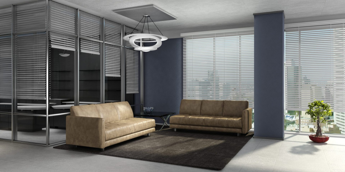 Modernes Büro mit Glaswänden, beigen Sofas, rundem Tisch, großen Fenstern mit Jalousien und einer kleinen Pflanze.